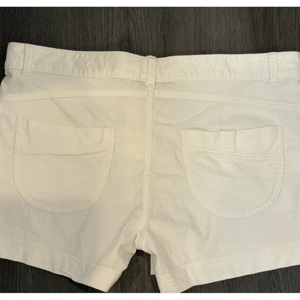 Athleta pica white